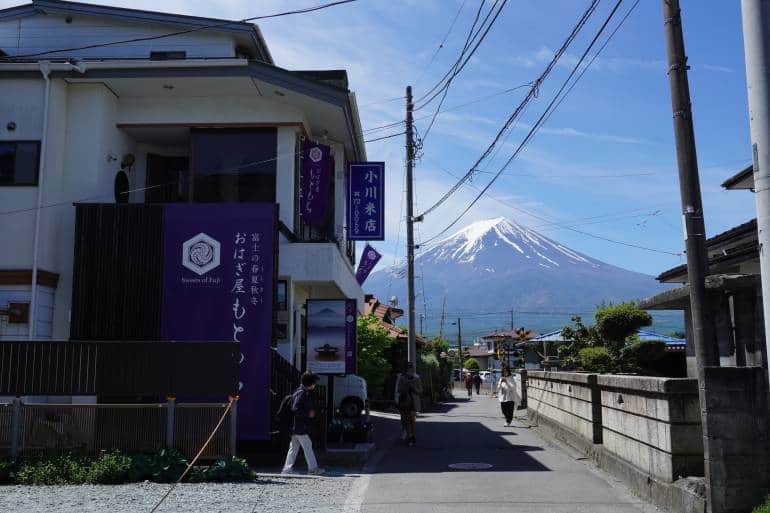 在晴天下富士山前的咖啡館,還有藍天和山上的積雪
