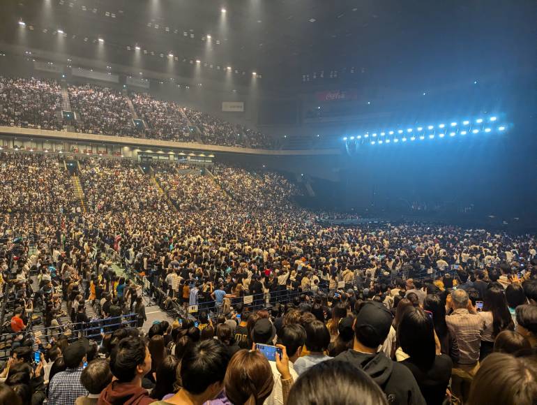東京演唱會的人群