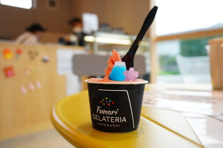 Funari Gelateria 的草莓雪糕上加入了一小顒富士山造型糖果