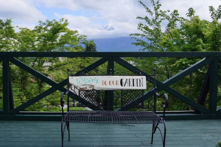 在看台上有張長木椅供遊人拍照,後面一半的富士山被雲霧掩蓋