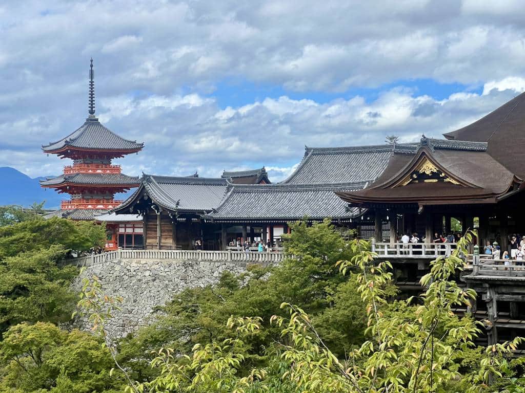 wide shot of kiyomizu-dera