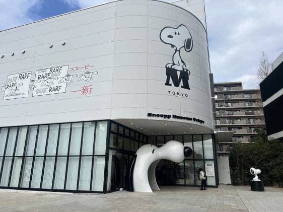 giant snoopy head outside Snoopy Museum Tokyo