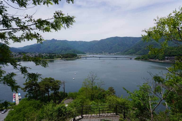 在陽光普照的天氣下,從小曲展望廣場的山林拍攝的河口溯