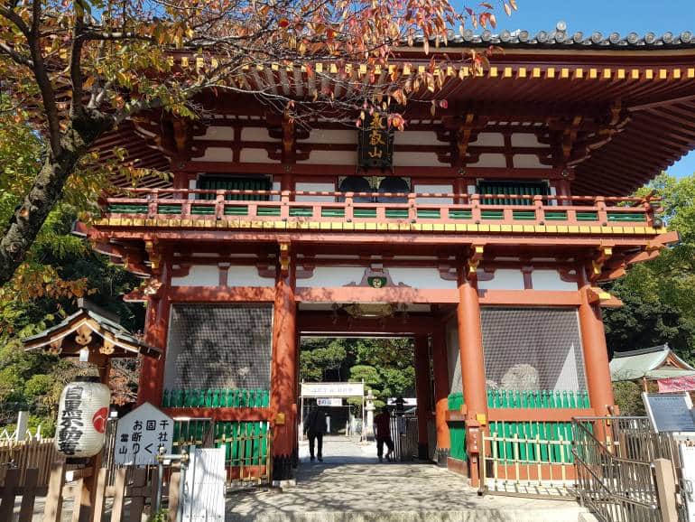 Meguro-fudo main gate with nio guardians