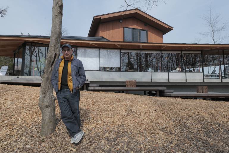 Luis Mendo standing2