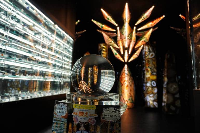 一座有趣的寶石裝置亮起了燈,前方放了一個玻璃水晶球